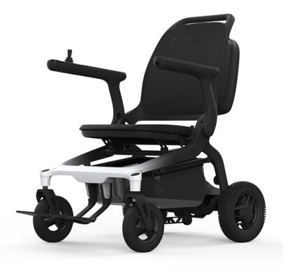 Schuin vooraanzicht van de Robooter E80 elektrisch opvouwbare rolstoel.